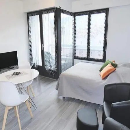 アパート Studio For 2 People エクスレバン