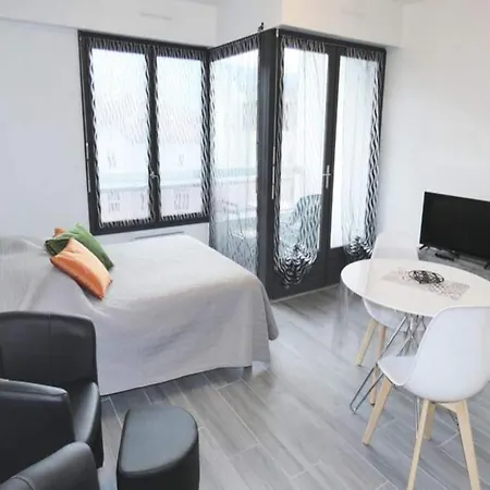 アパート Studio For 2 People エクスレバン